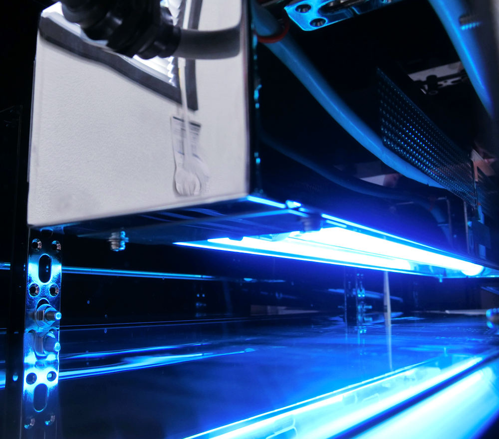 袋が透明になっているブラシ部分を紫外線(UV)殺菌処理します