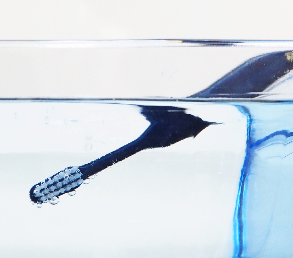 熱湯の中で艶白を入れて、煮沸消毒を行っている